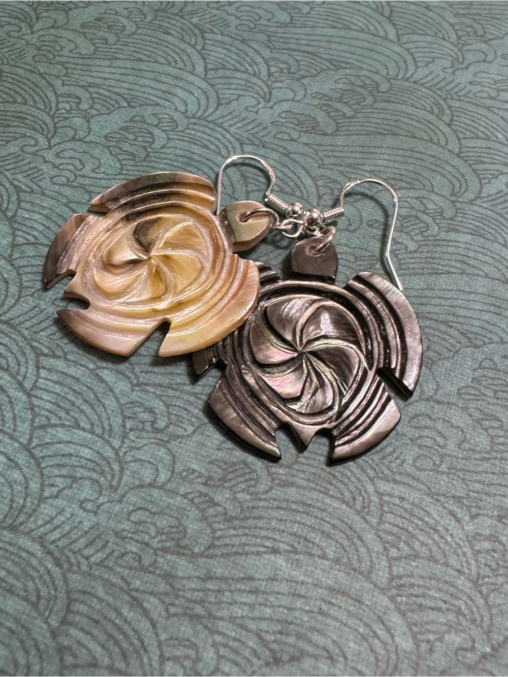 MOTHER OF PEARL HONU EARRINGS - Picture 2 of 7